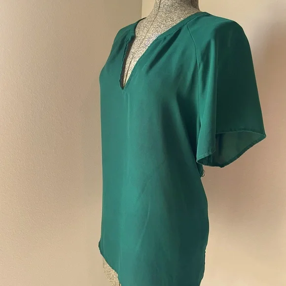 Old Navy Women’s Botanical Green Relaxed Split-Neck Top (23) - Picture 4 of 7